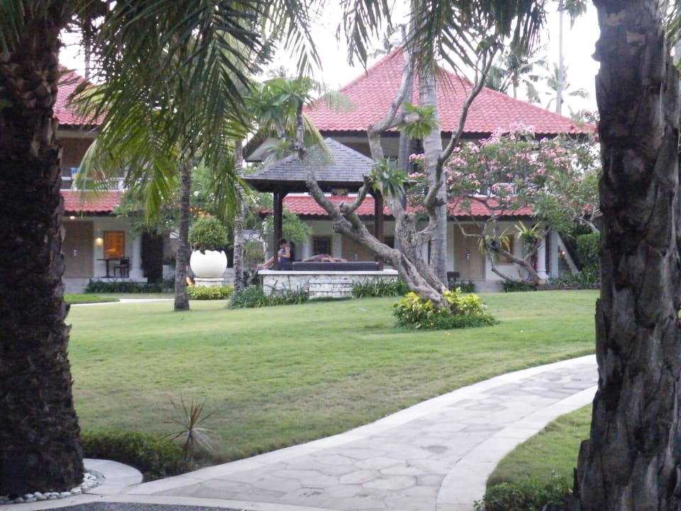 Blick in den tropischen Garten Holiday Inn Resort Baruna Bali