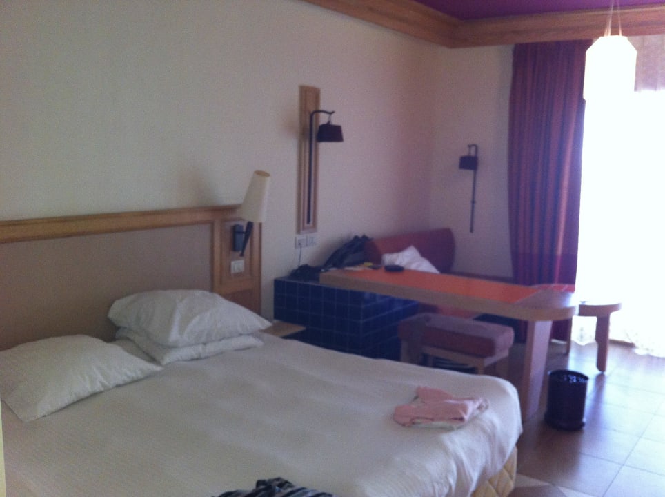 Doppelbett und kleine Sitzecke Novotel Sharm El Sheikh
