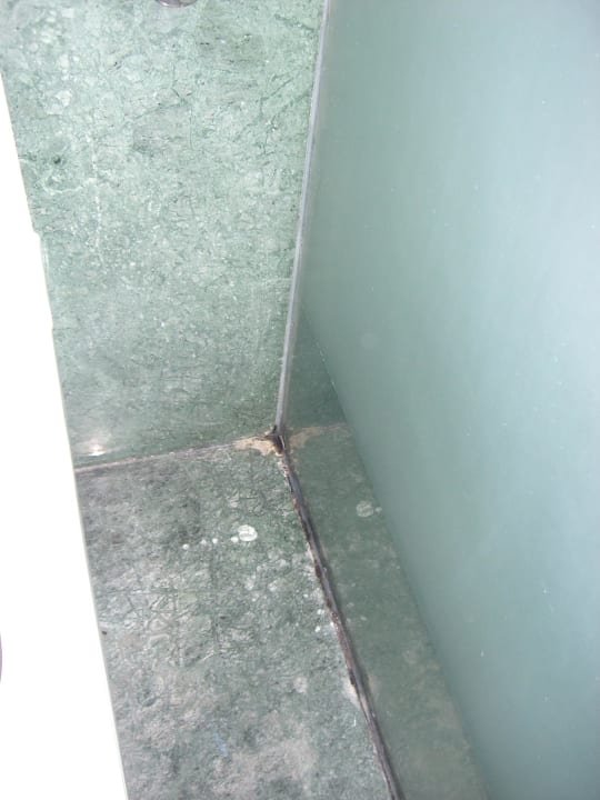 Dreck und Schimmel Toilette / Nirvana Zimmer Le Meridien Ile Maurice