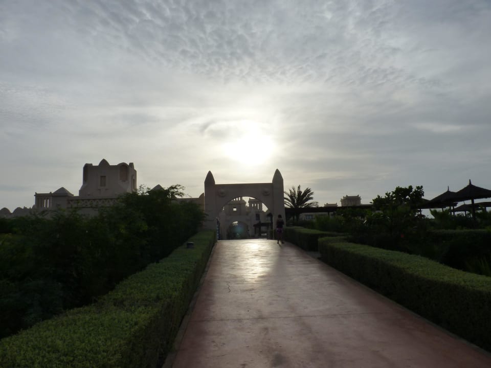 Auf dem Weg zum Pool im Adults only Hotel Riu Touareg