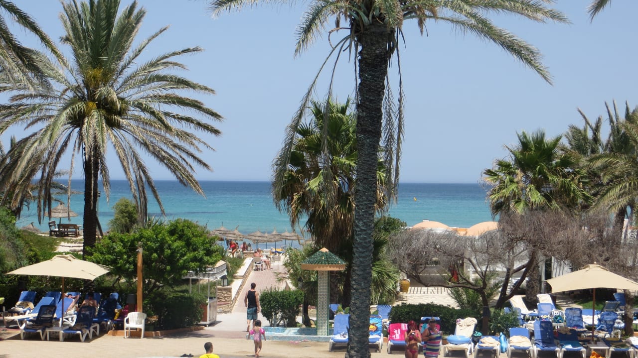 Weg vom Pool zum Strand El Ksar Resort & Thalasso