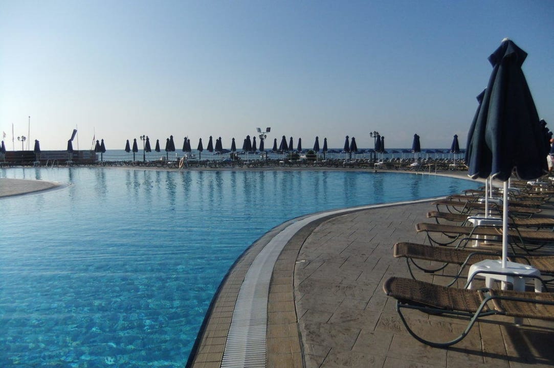 Pool mit Blick auf das Meer Lindos Princess Beach Resort & Spa