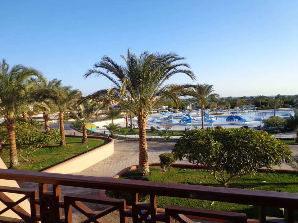 Aussicht vom Zimmer auf die Garten und Poolanlage Pharaoh Azur Resort