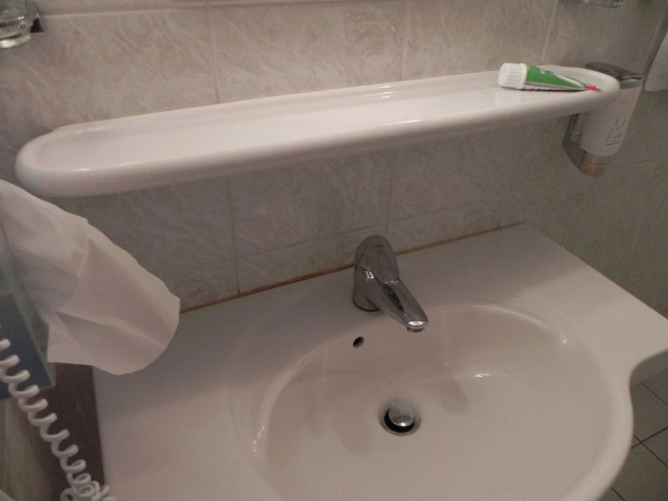 Bad eines 4-Sterne Hotelzimmers Falk Seehotel Plau am See