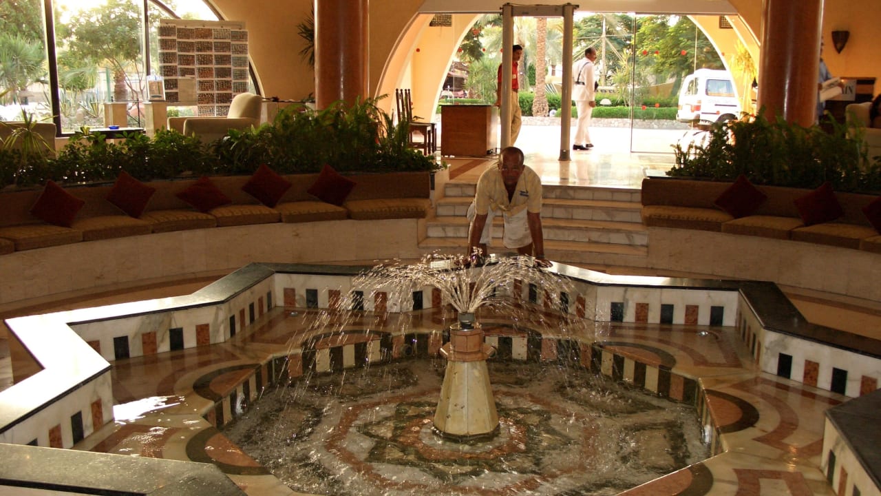 Fontána v lobby Hotel Nubian Village