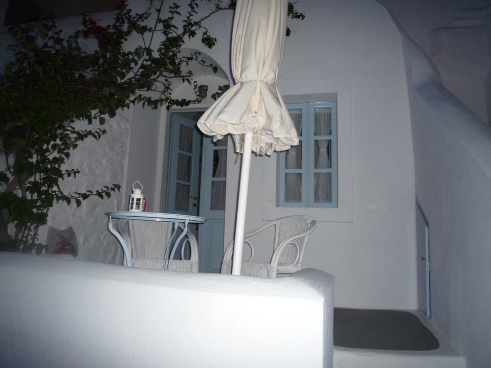 Das ist die Terrasse unseres Zimmers Villa Katikies
