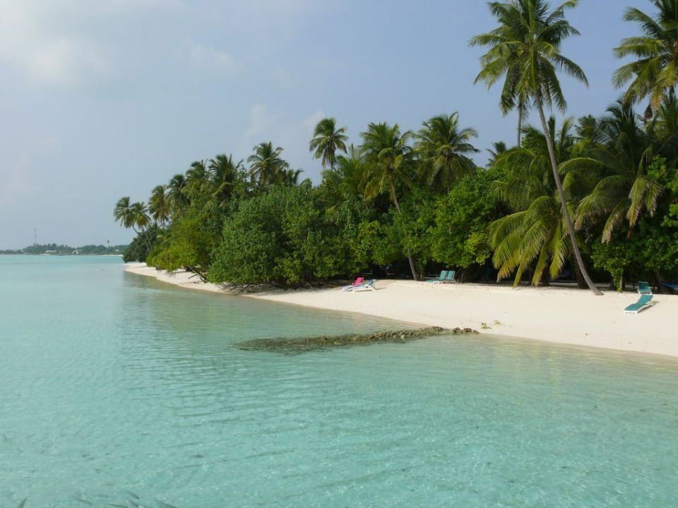 Strand an der Südostseite Meeru Maldives Resort Island