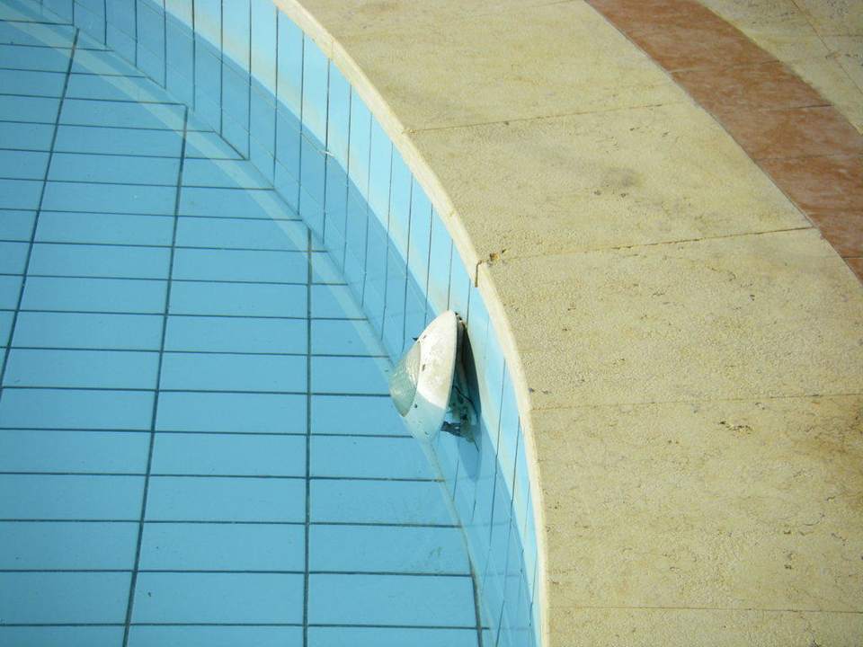 Babypool mit loser Lampe und Kabeln im Wasser! Regency Plaza Aqua Park & Spa