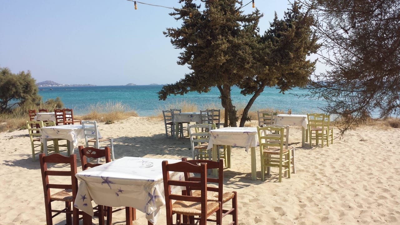 Strandplätzchen der Taverne Hotel Three Brothers