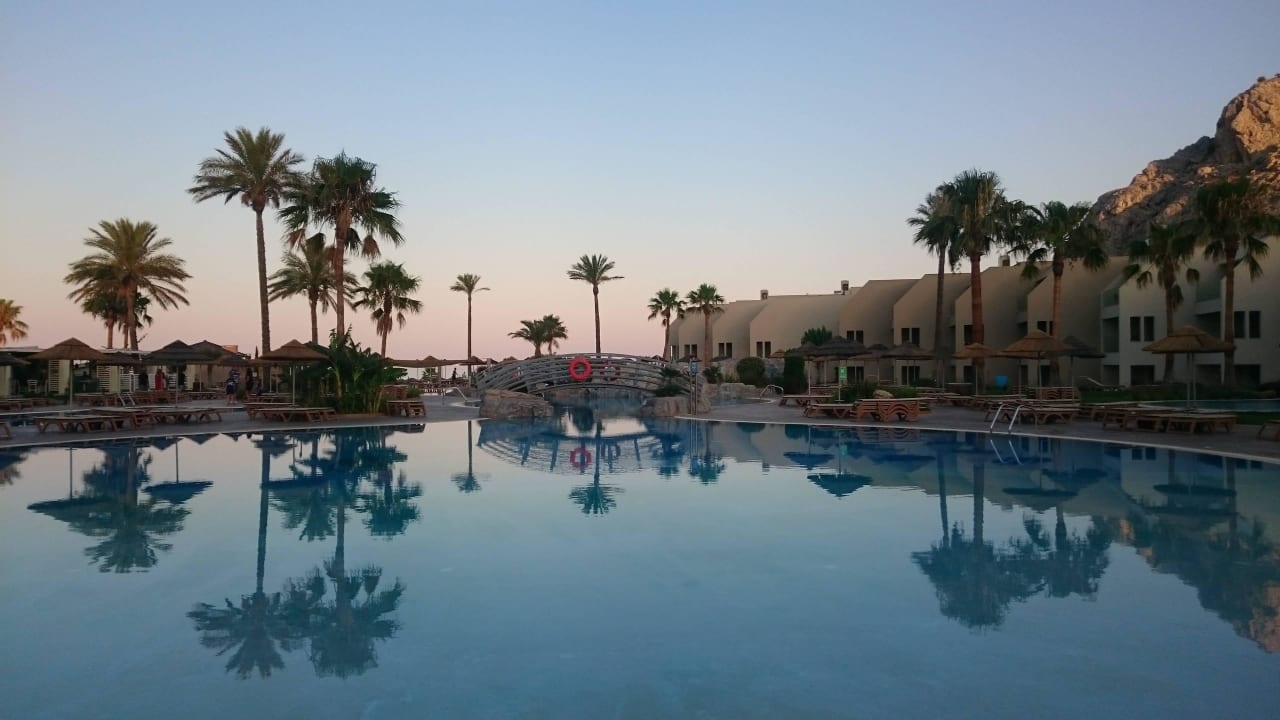 Pool abends Atlantica Aegean Blue