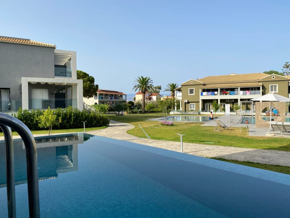 Zimmer Acharavi Beach Hotel