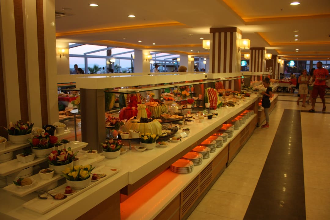 Die Teller stehen so beqem Palm Wings Kusadasi Beach Resort & Spa
