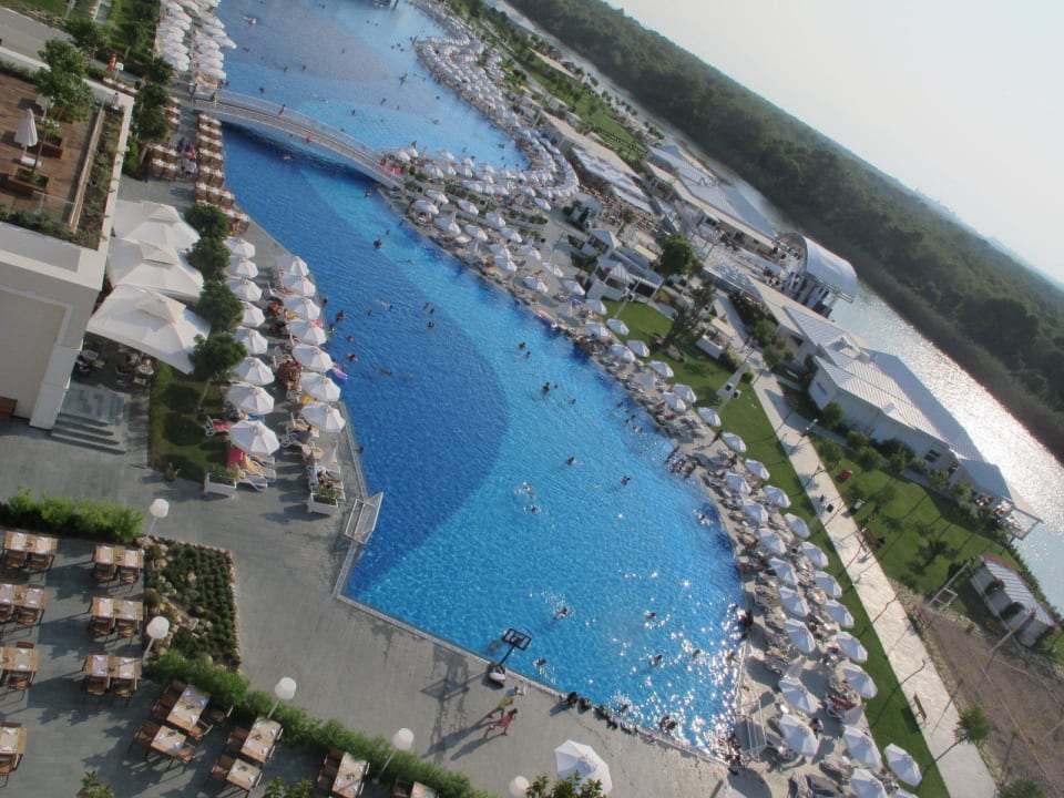 Pool und Restaurant draussen Titanic Deluxe Golf Belek