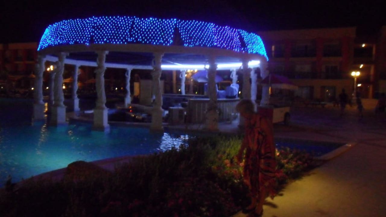 Бар ночью Hotel Titanic Palace