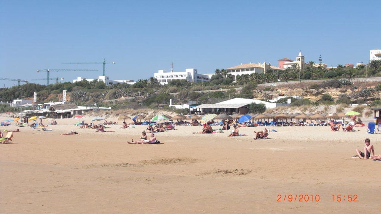 Blick vom Strand aufs Hotel Fuerte Conil-Resort