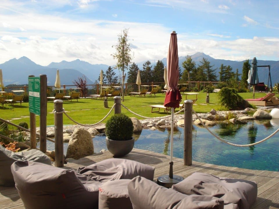 Beheizter Schwimmteich mit Garten Hotel Chalet Mirabell