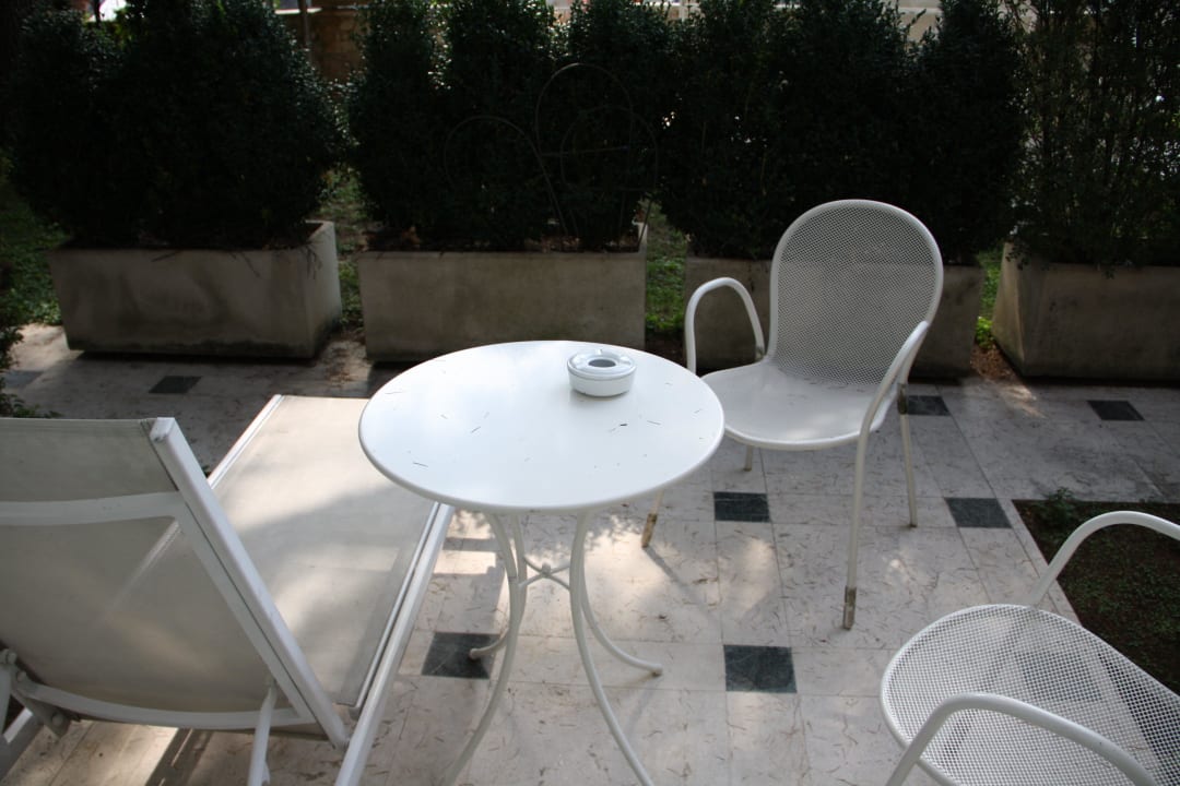 Blick aus dem Zimmer auf die Terrasse Hotel Sirmione e Promessi Sposi