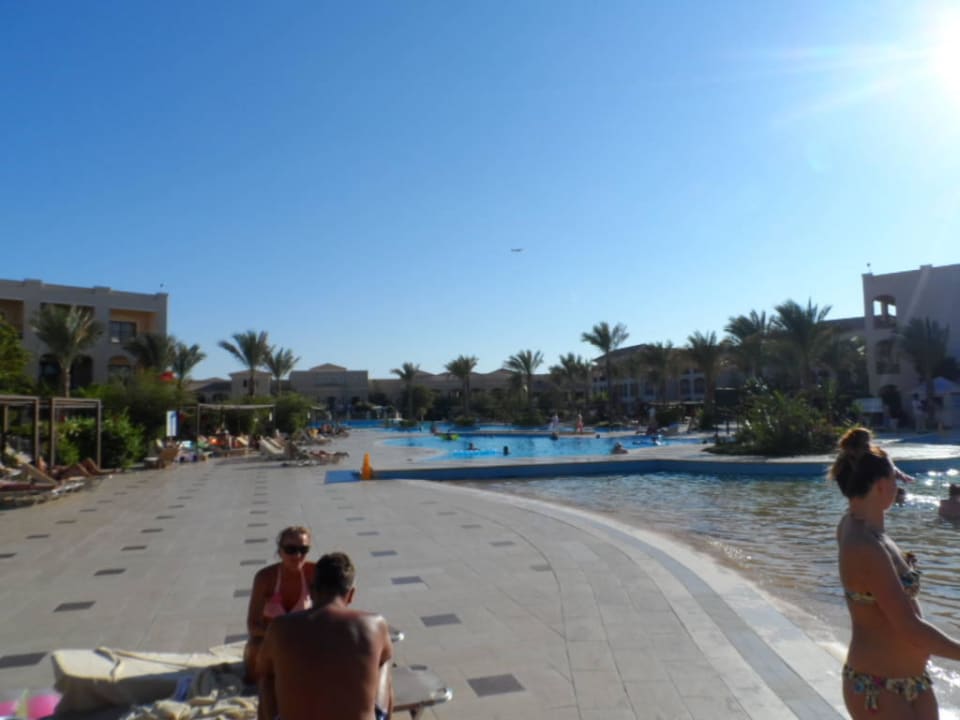 Odpoczynek na basenie JAZ Aquamarine Resort