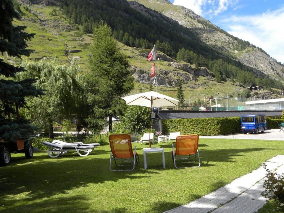 Liegewiese und Hoteltaxi Alpen Resort Hotel