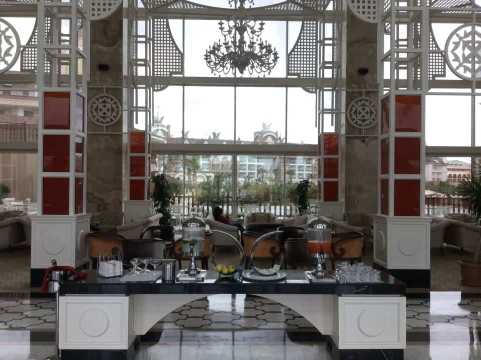 Lobby Well Palace Side