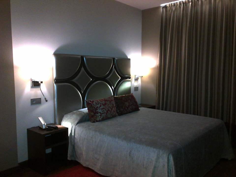 Cama Hotel Axis Vigo