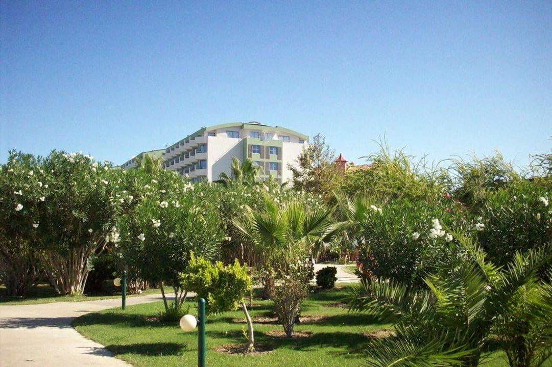 Gartenanlage mit Weg zum Hotel vom Strand VONRESORT Golden Coast