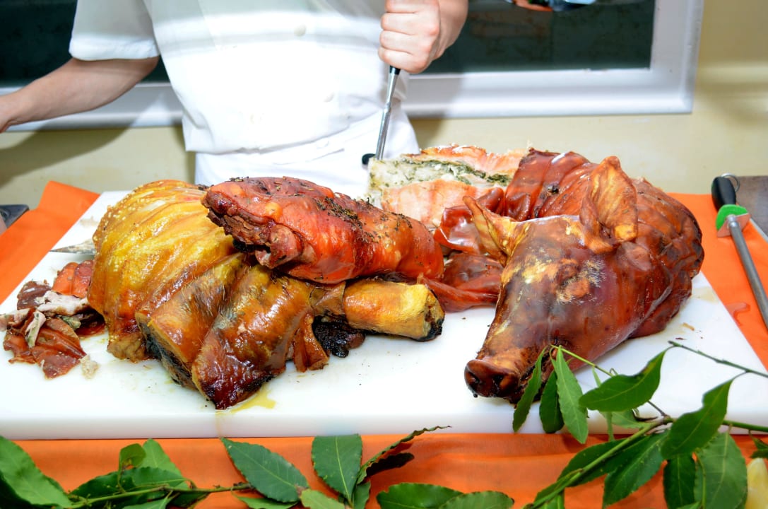 Abendbüffet - Spanferkel. War lecker Aldiana Club Rocca Nettuno Calabria