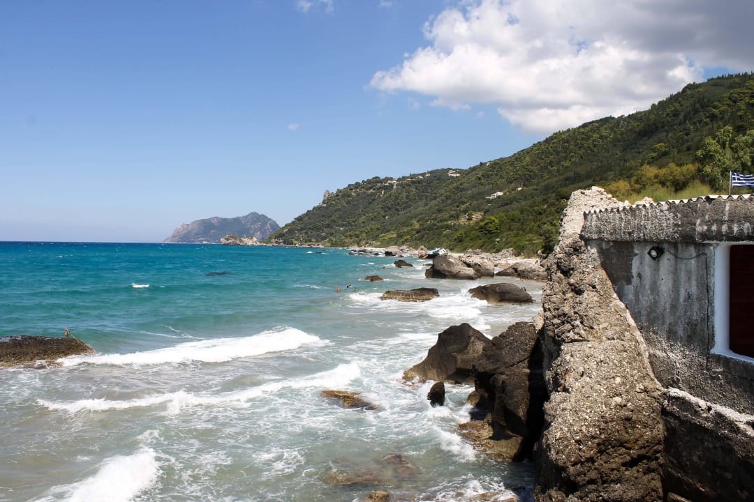 Strand hinter dem Black Rocks Studios & Appartements Belvedere