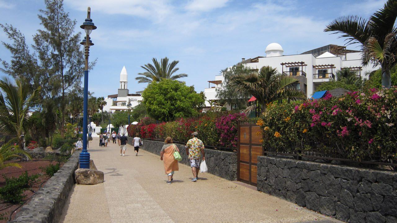 Walkway view Princesa Yaiza Suite Hotel Resort
