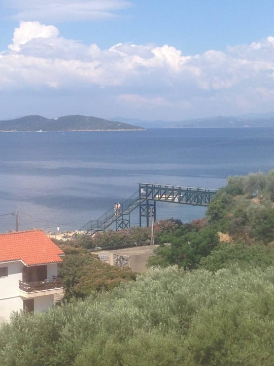 Brücke vom Hotel zum Strand Akrathos Beach Hotel