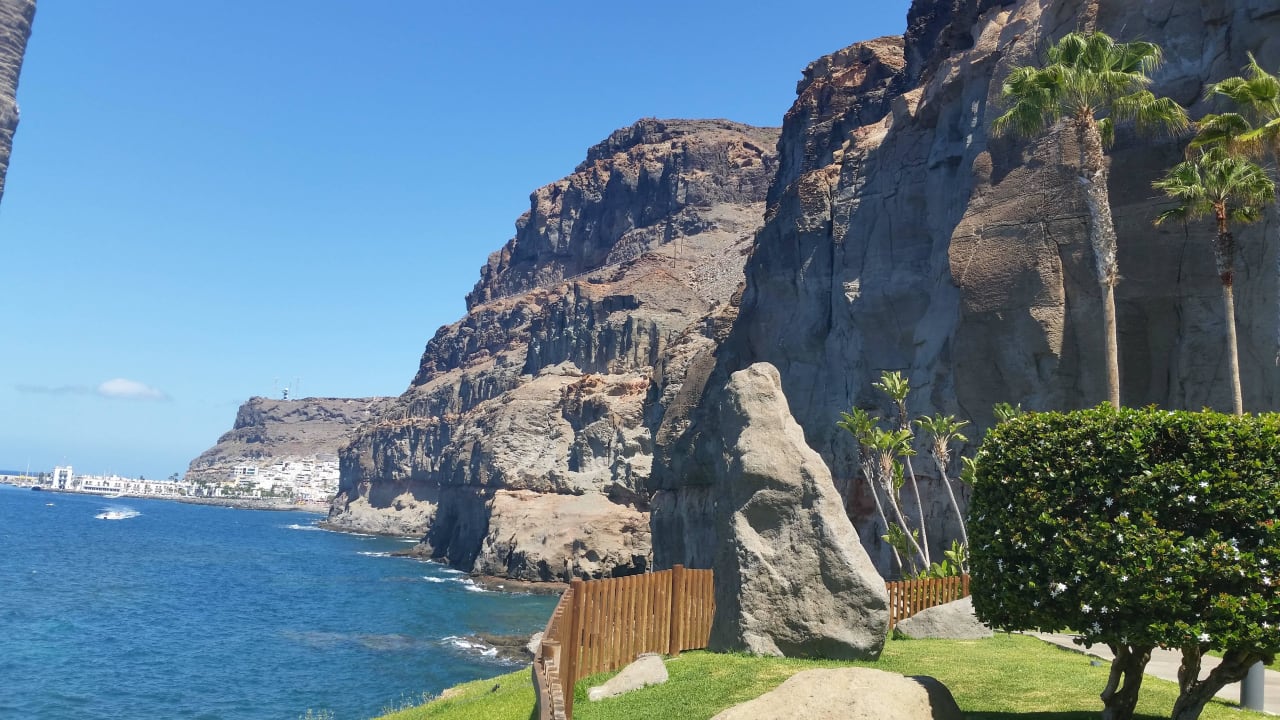 Blick aus der Grünanlage Richtung Puerto Mogan Princess Taurito
