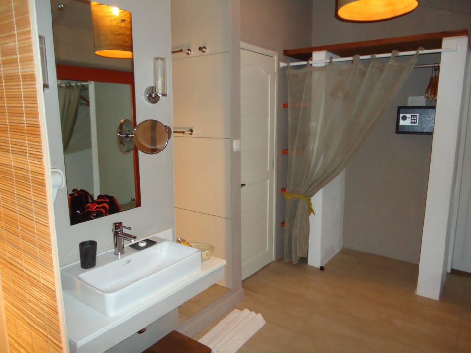 Offener Kleiderschrank im Hintergrund Friday Attitude