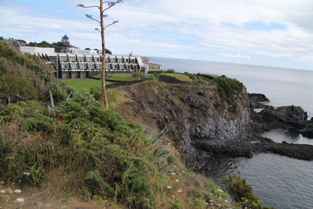 Hotel von der Seite aus gesehen Caloura Hotel Resort