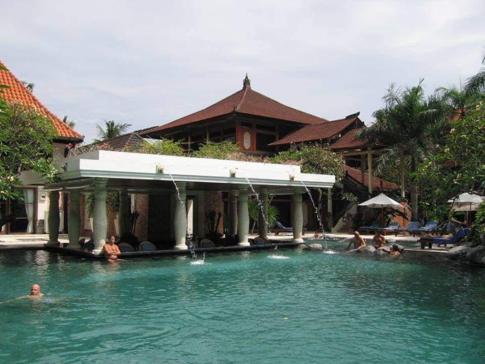 Großer Pool mit Poolbar Puri Santrian