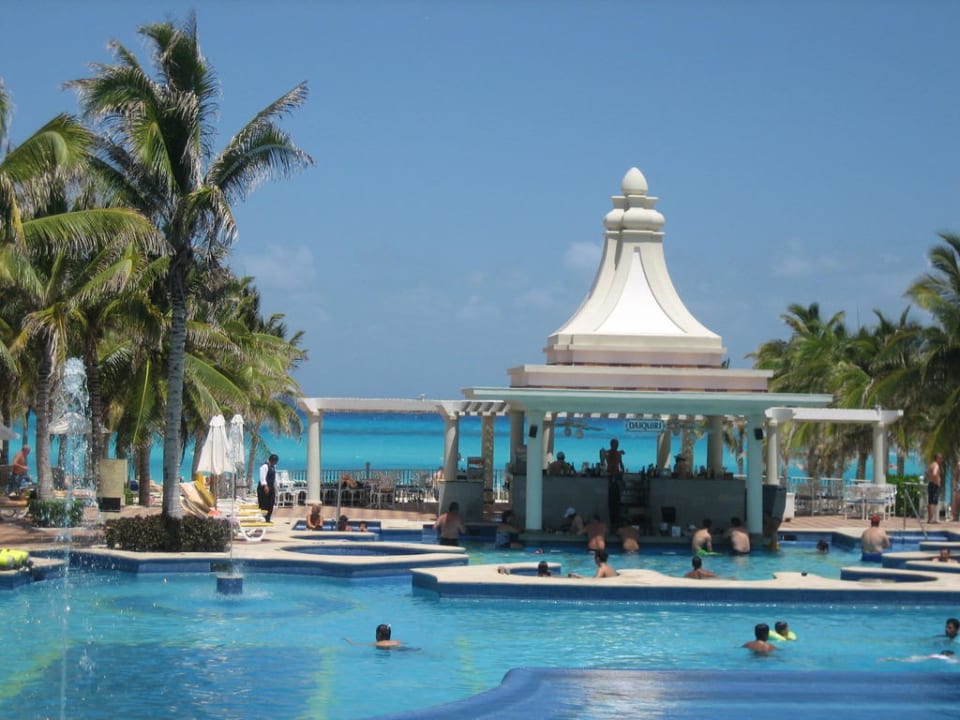 Pool mit Blick auf das Meer Hotel Riu Palace Riviera Maya