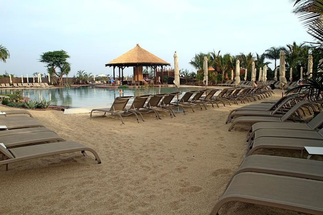 Sztuczna plaża przy basenie Lopesan Baobab Resort