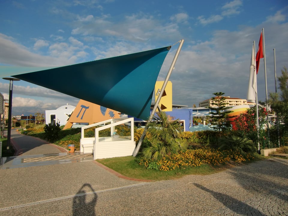 Eingang in die Hotelanlage vom Strand aus TUI BLUE Xanthe