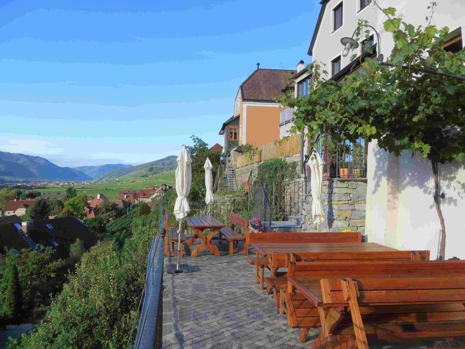 Terrasse unterhalb des Frühstücksraums Gästehaus Turm Wachau
