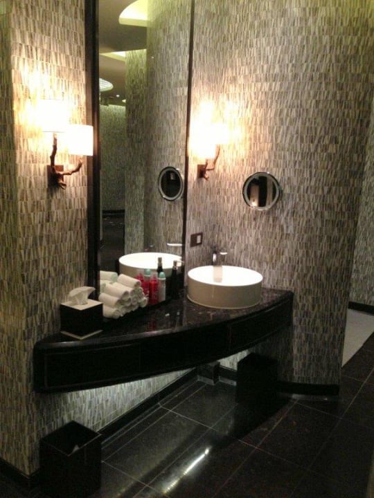 Umkleidebereich am Pool Hotel The Ritz-Carlton Hongkong