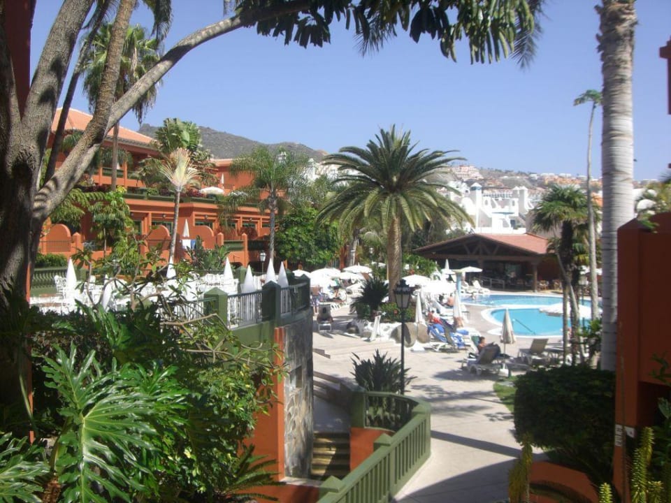 Blick von einer Treppe auf das Gelände des Hotels Adrián Hoteles Colón Guanahaní - Adults only