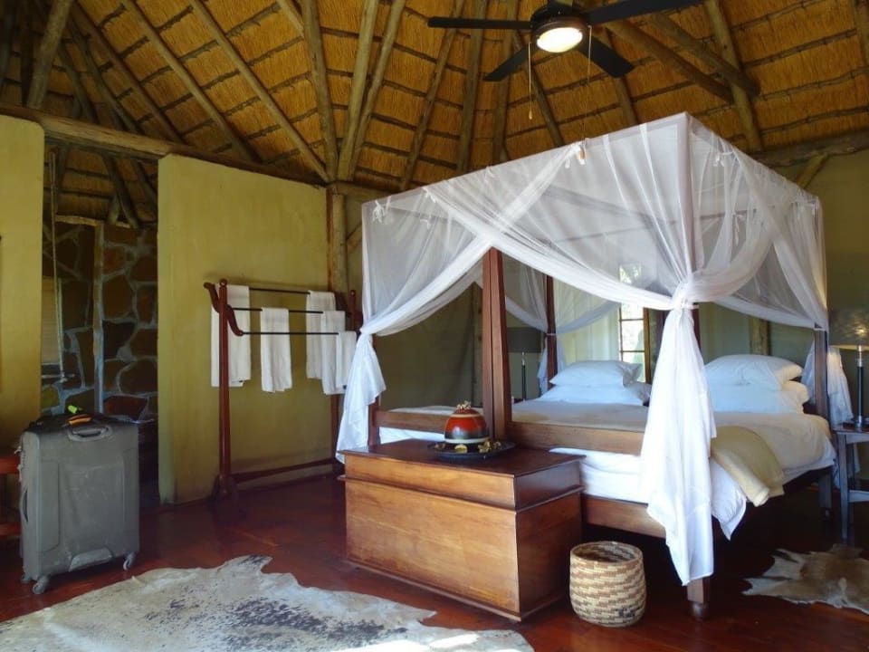 Bett im Baumchalet 4 Camp Kwando