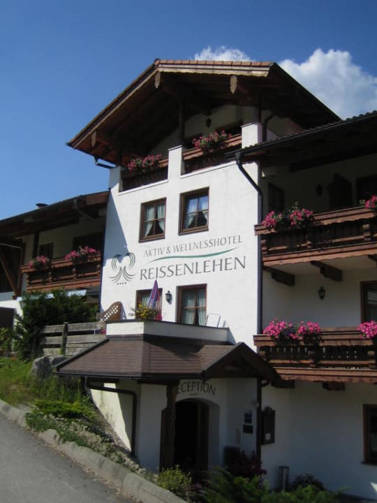 Eingang Hauptgebäude Naturhotel Reissenlehen