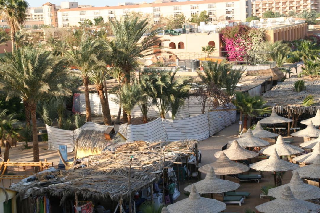 Neue Speisenterrasse wird mit Tüchern abgedeckt. Giftun Azur Resort