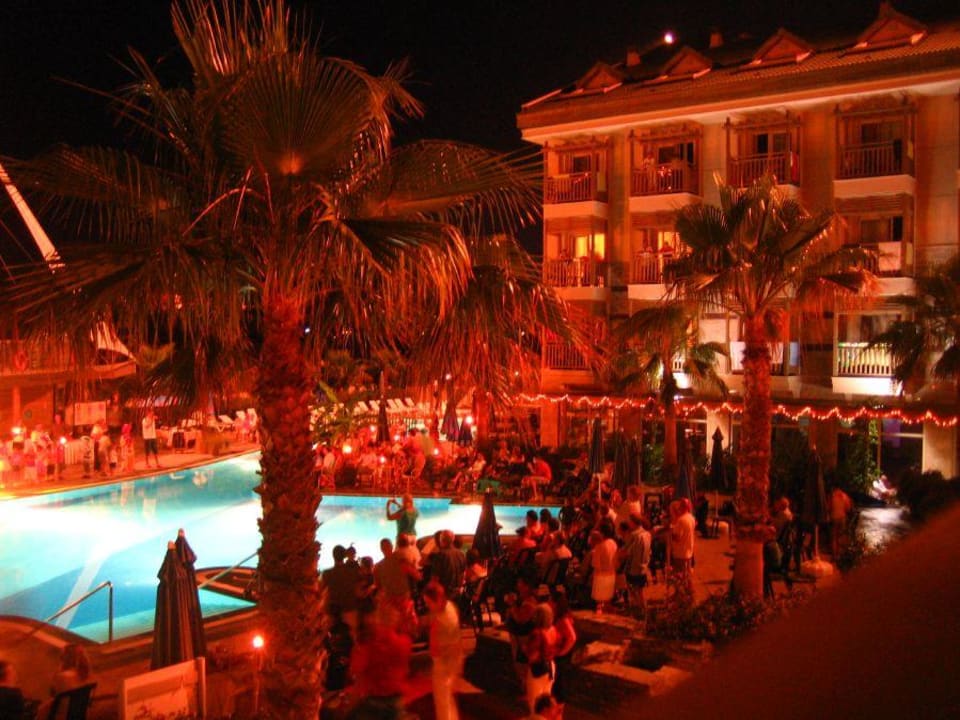 Pool-Party am Abend Can Garden Resort