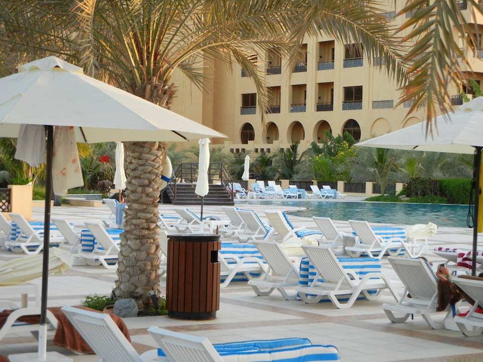 Pool und Liegebereich Hilton Garden Inn Ras Al Khaimah