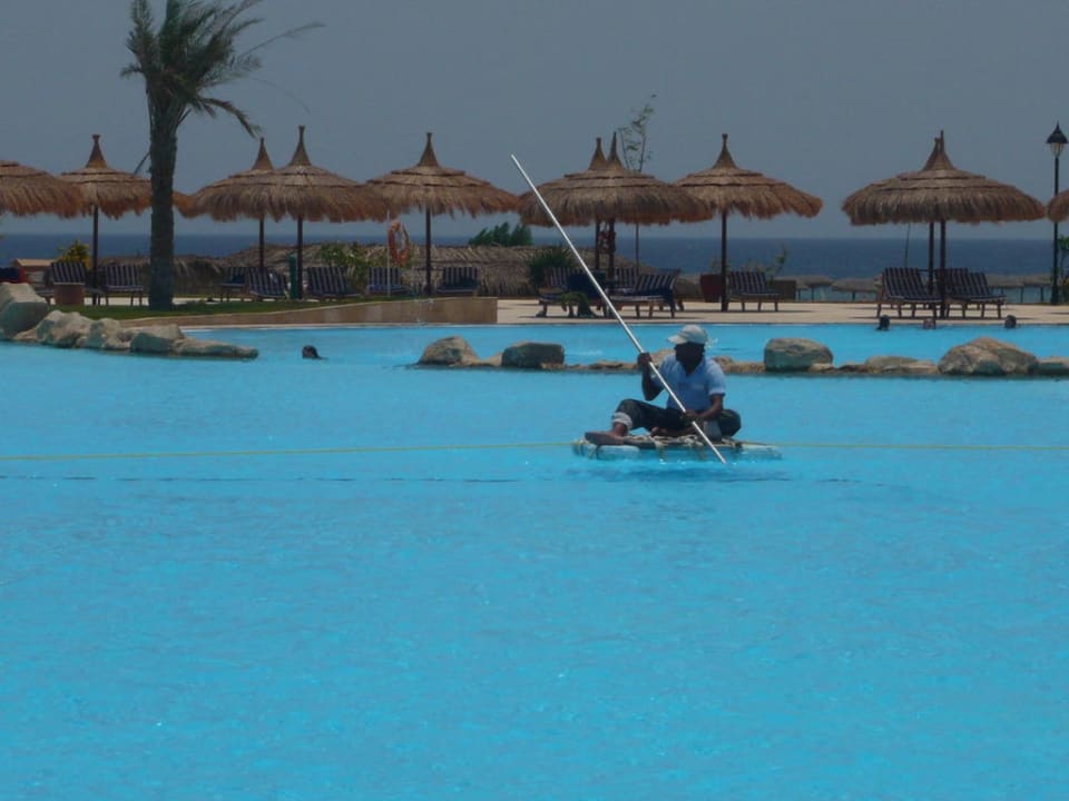Poolreinigung auf Ägyptisch Hotel Gorgonia Beach Resort