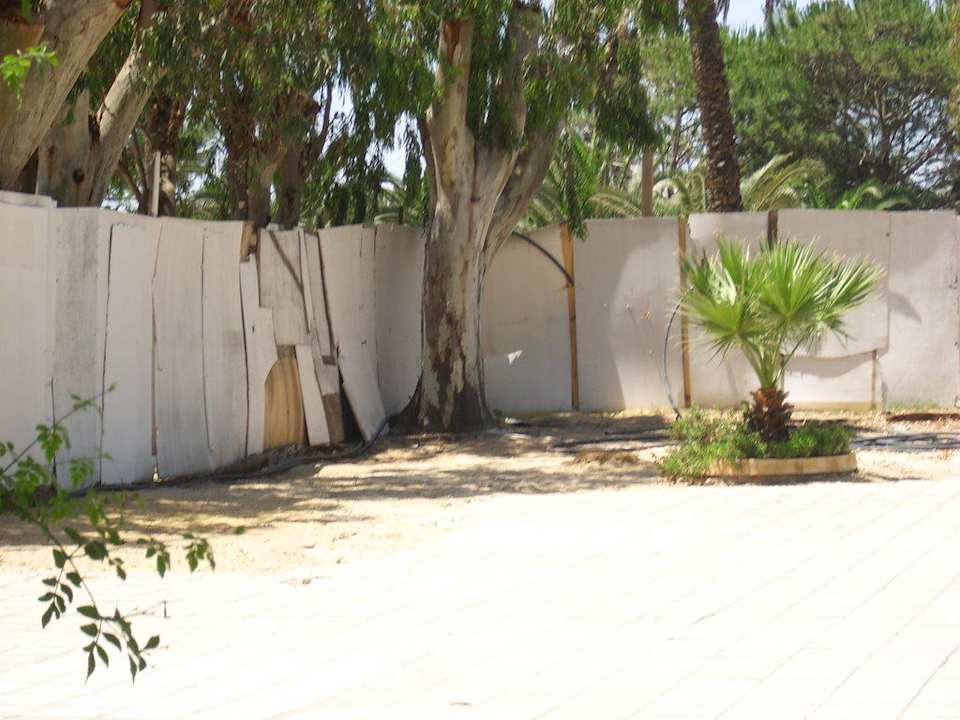Bauzaun unmittelbar am Pool Movie Gate Miramar