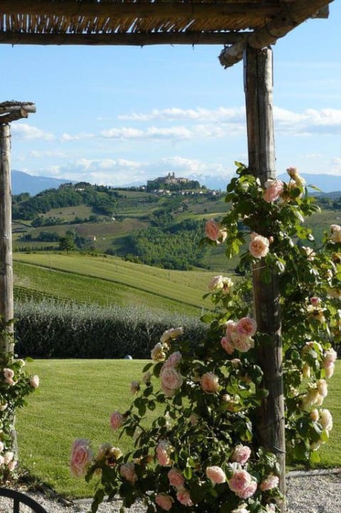 Süd Westen Panorma mit Rosen Hotel Relais del Colle