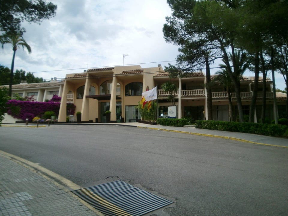 Eingang Hotel von der Strasse Iberostar Waves Pinos Park