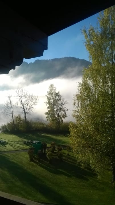 Herbstlicher Frühnebel bedeckt den See  Hotel Bellevue am See